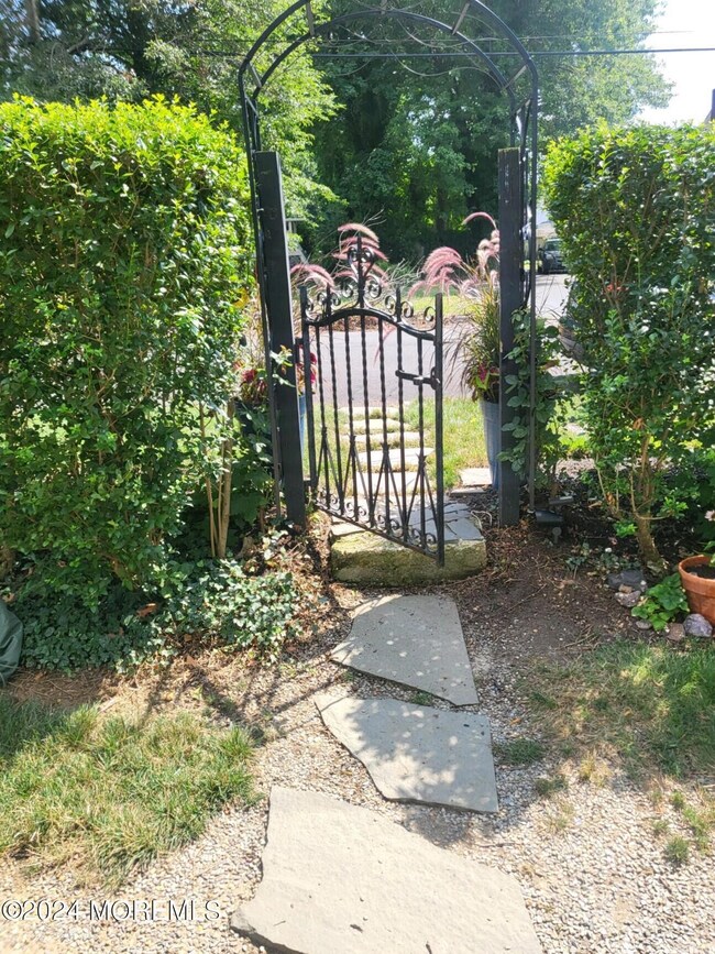 35 Burlington Ave unit Front, Leonardo, NJ 07737 - photo 2