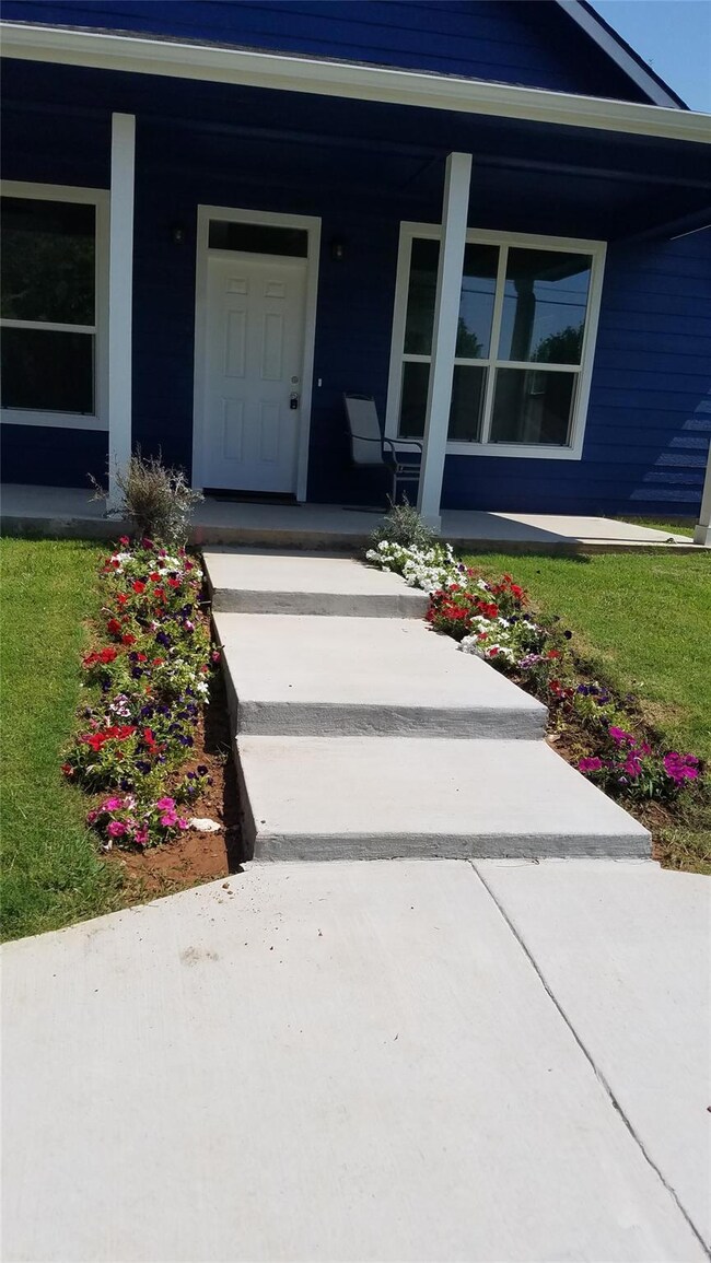 1047 Dubois St, Denison, TX 75020 - photo 2