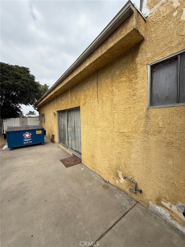 Driveway to back of house