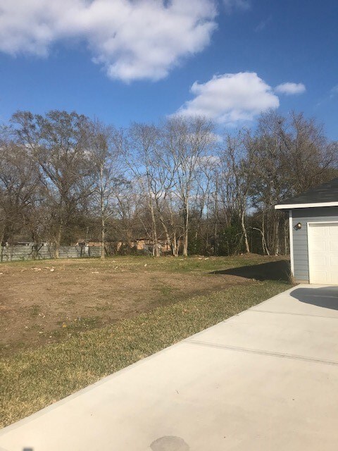 7824,7818 Hanfro Ln, Houston, TX 77088 - photo 2