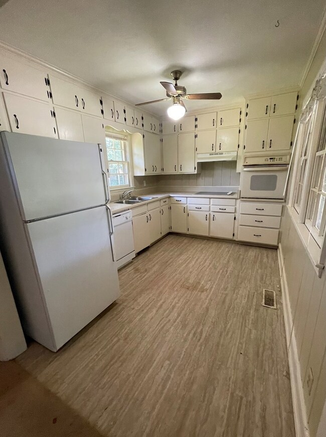 1811 Robinhood Rd, Albany, GA 31707 - photo 6