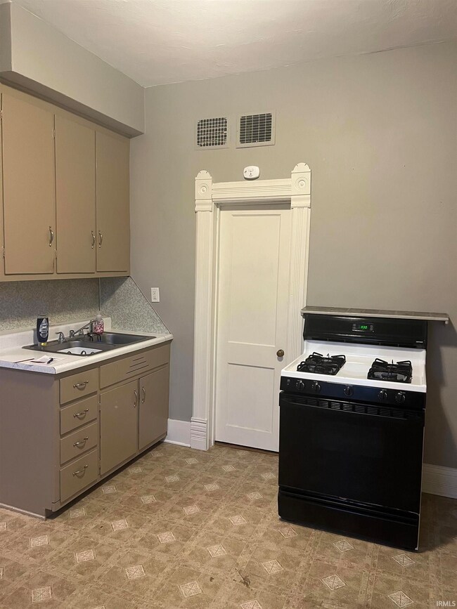 210 W Cherry St unit 4, Bluffton, IN 46714 - photo 4