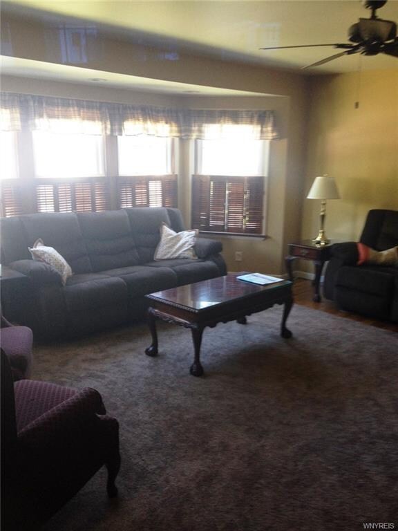 Enormous Living room with plenty of Bay widow sun 