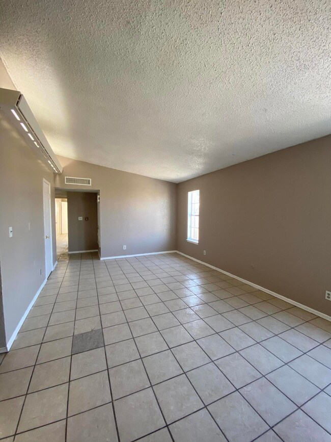 10621 Springwood Dr unit D, El Paso, TX 79935 - photo 4