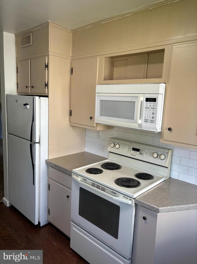 202 Locust St, New Holland, PA 17557 - photo 6