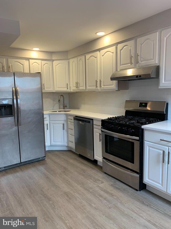 1131 Oakwood Dr, Glenolden, PA 19036 - photo 6