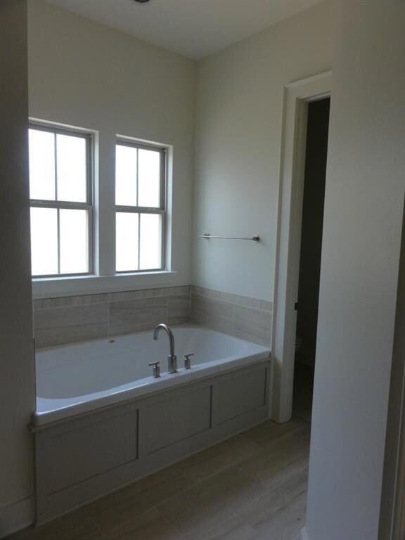 Master bath--large soaking tub