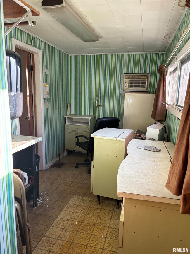 1711 Washington St unit 2, Davenport, IA 52804 - photo 2