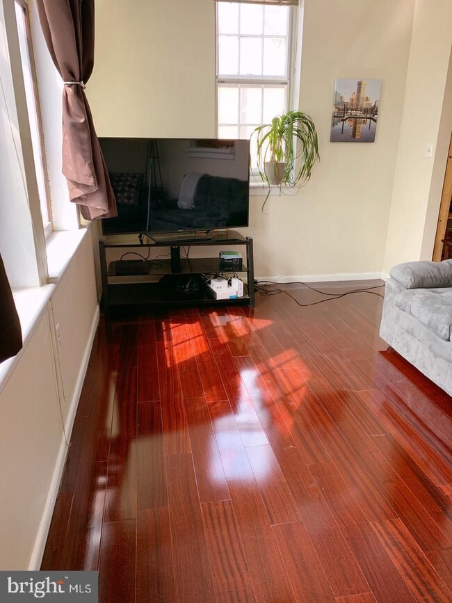511 S Sharp St unit 2, Baltimore, MD 21201 - photo 2