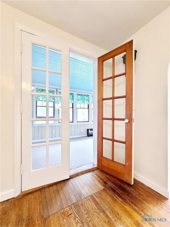 Door between dining and sunroom
