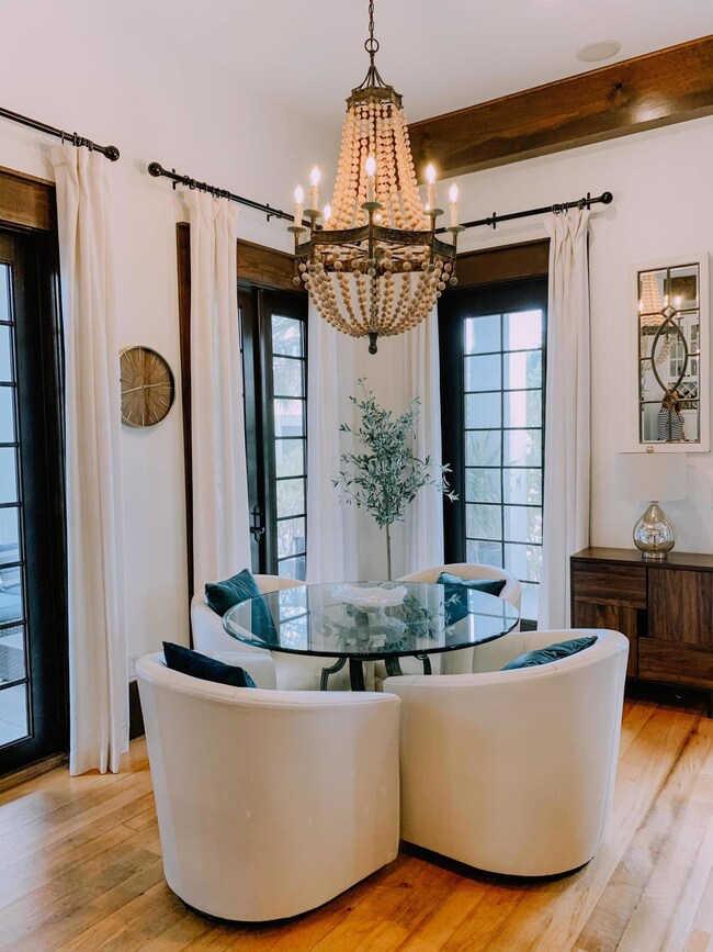 LR Dine and chat area