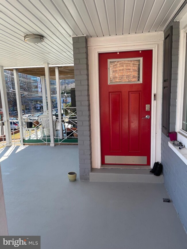 524 Hamilton St NE unit UPPER LEVEL, Washington, DC 20011 - photo 4