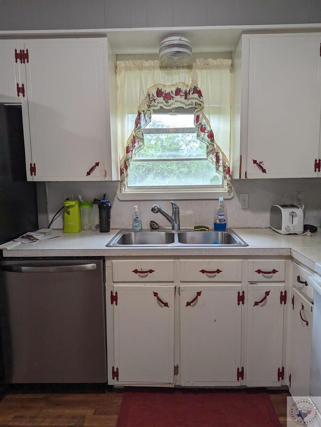 1005 Louise Ln, Wake Village, TX 75501 - photo 4