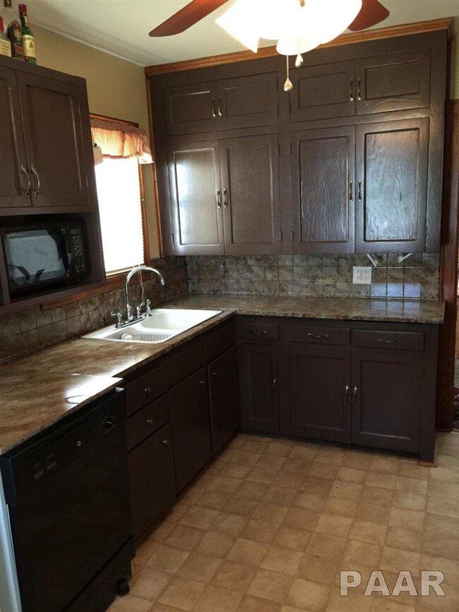 1338 W Pleasant St, Davenport, IA 52804 - photo 4