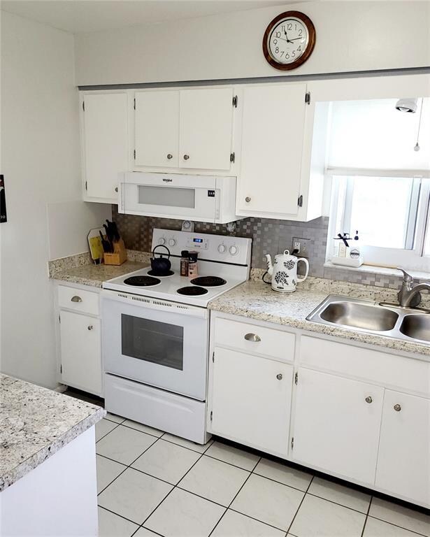 Open and bright updated kitchen w/ newer appliance