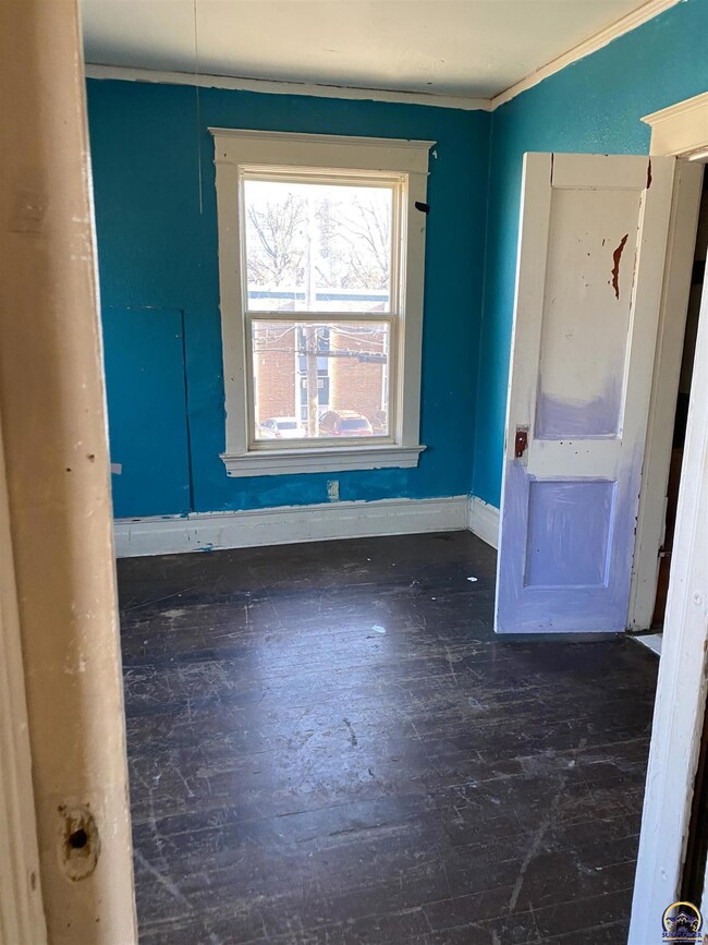 615 SW 9th St, Topeka, KS 66612 - photo 5