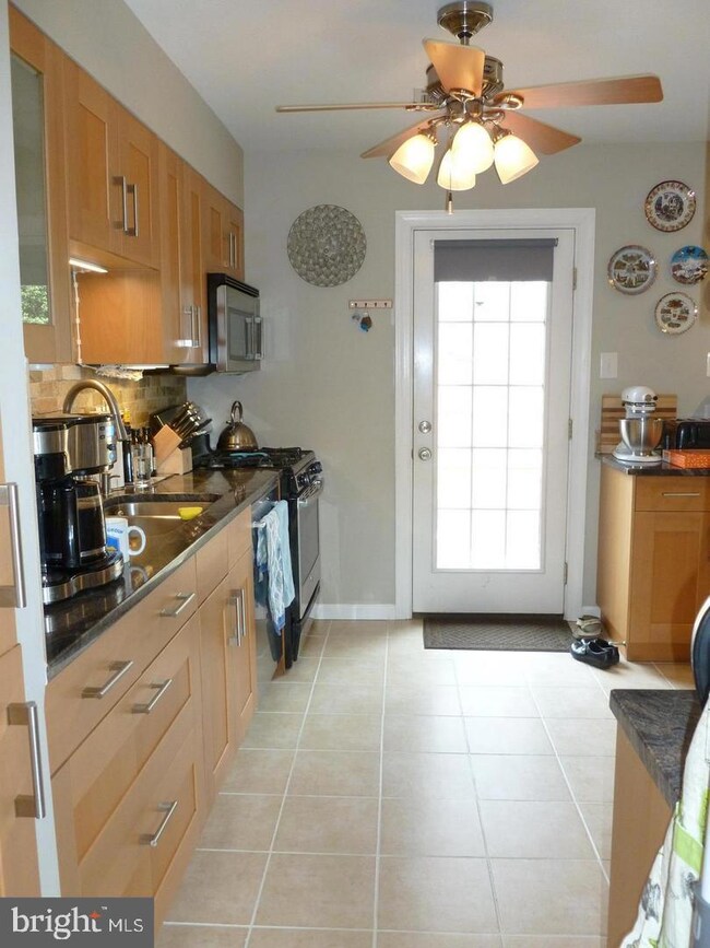 2174 Mayflower Dr, Woodbridge, VA 22192 - photo 7