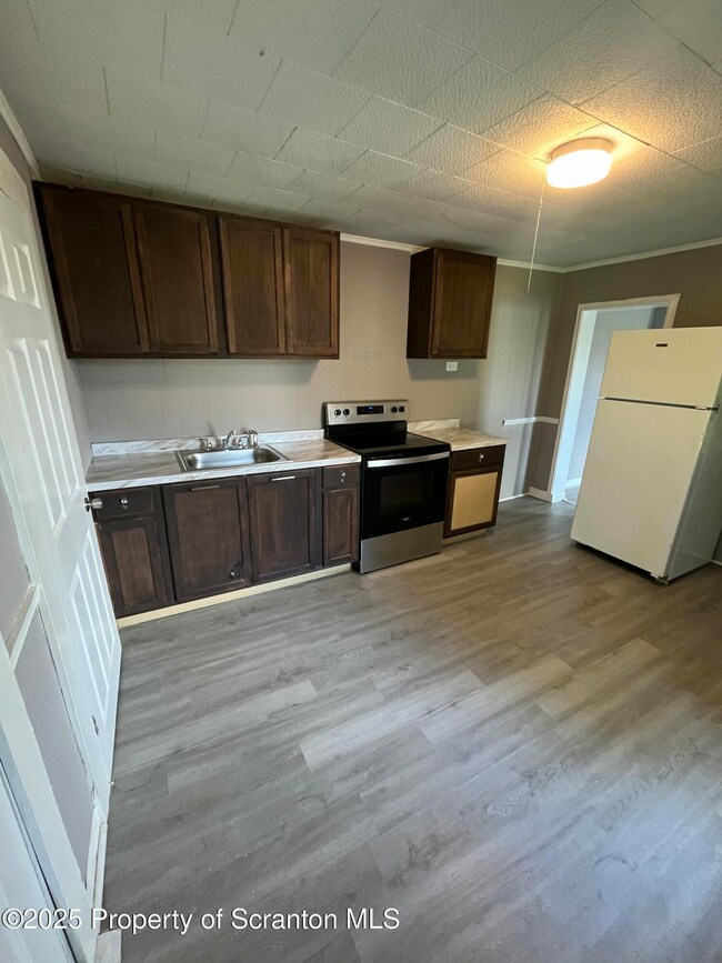 161 W Parker St unit left side, Scranton, PA 18508 - photo 3