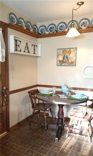 Sunny eat-in kitchen