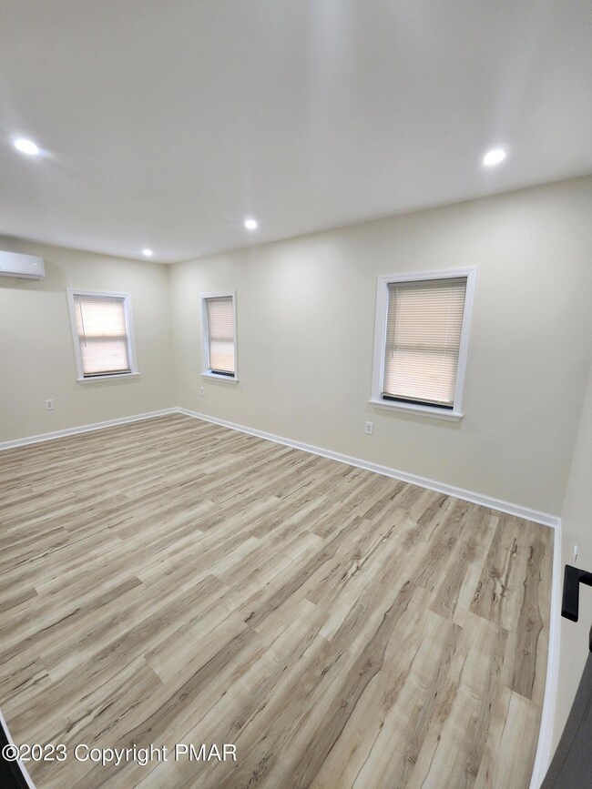 378 Scotrun Ave unit 201, Scotrun, PA 18355 - photo 5