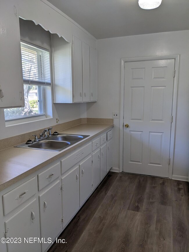 1911 Valens Dr E, Jacksonville, FL 32216 - photo 4