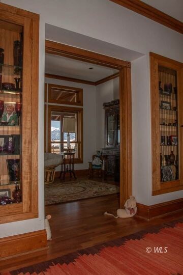 Hallway into setting room