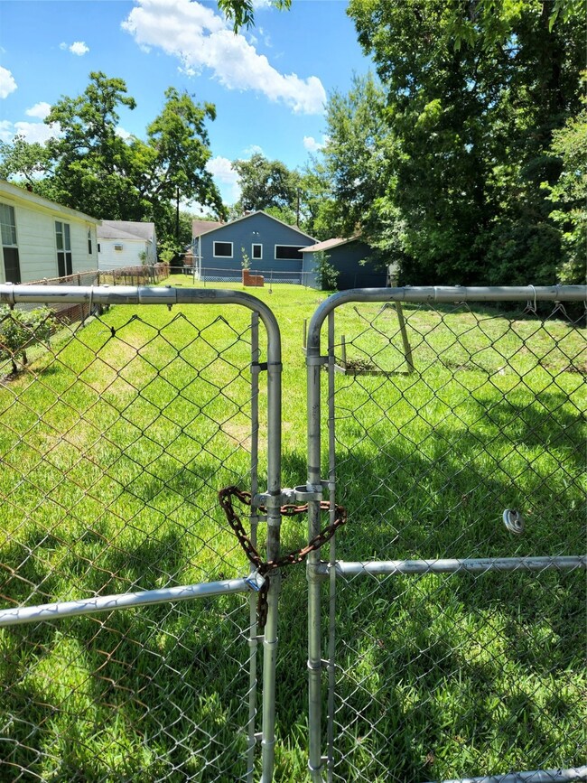 4117 Falls St, Houston, TX 77026 - photo 2