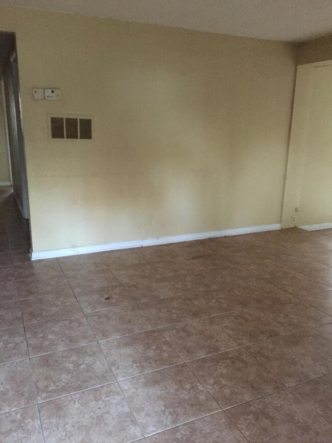 6848 Alcona Ct, Jacksonville, FL 32244 - photo 5