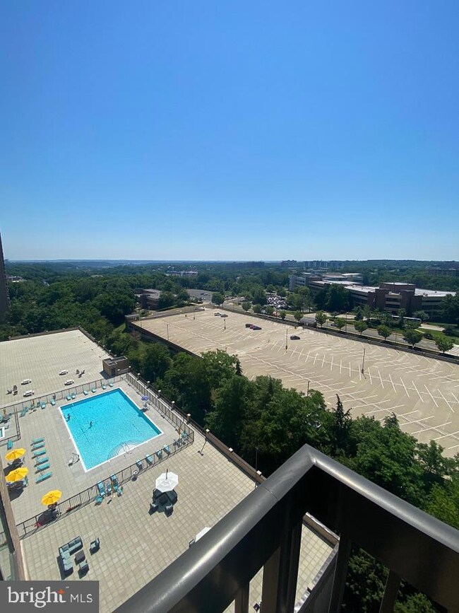 Skyline House unit 1314, Baileys Crossroads, VA 22041 - photo 3