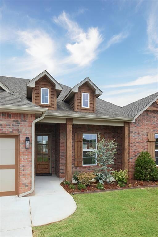 View of front facade featuring a front yard and a 