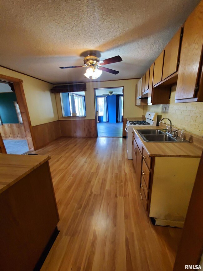 132 W Springfield St, Virginia, IL 62691 - photo 7