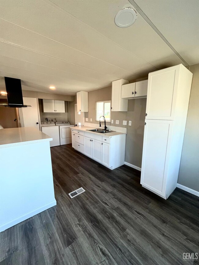 144 Torrey Pines Ln, Bakersfield, CA 93308 - photo 7