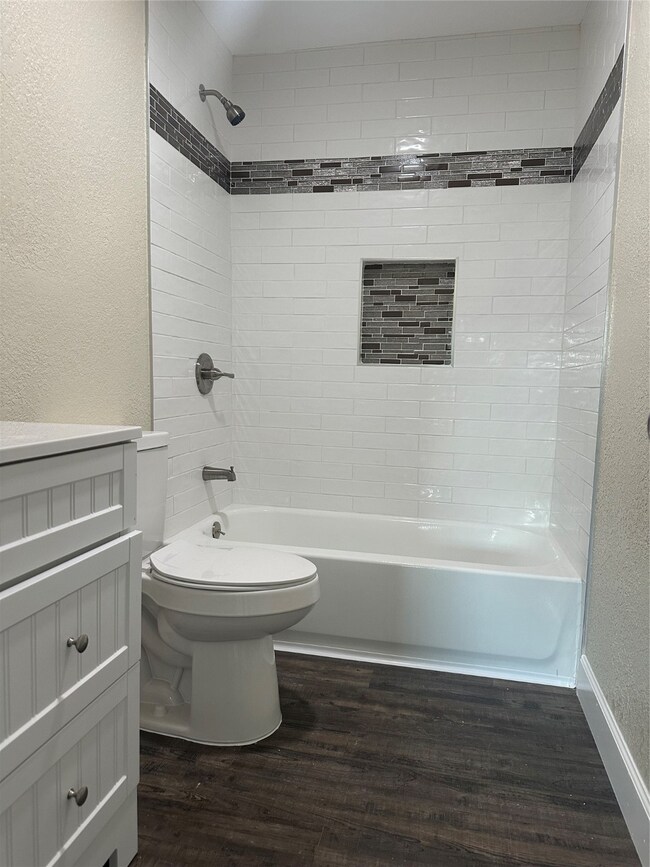 606 Verhalen Rd unit B, Alvin, TX 77511 - photo 6