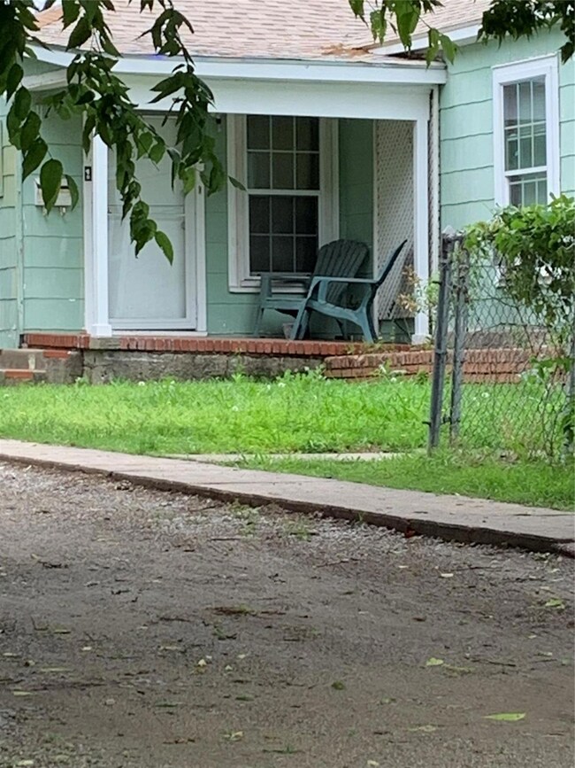 612 N Walnut St, Sherman, TX 75090 - photo 2