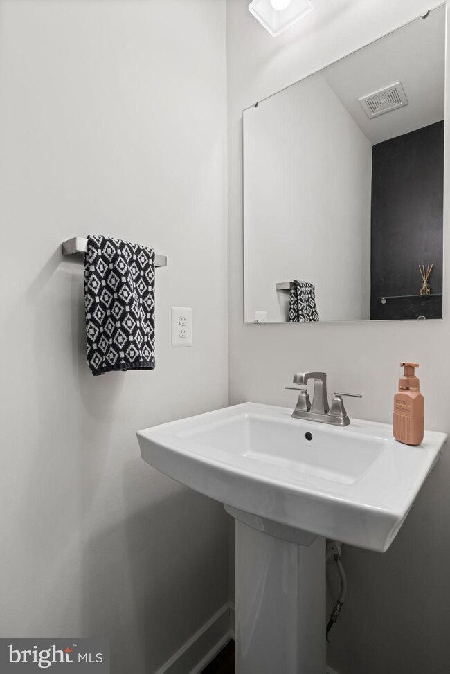 18102 Red Cedar Rd, Dumfries, VA 22026 - photo 4