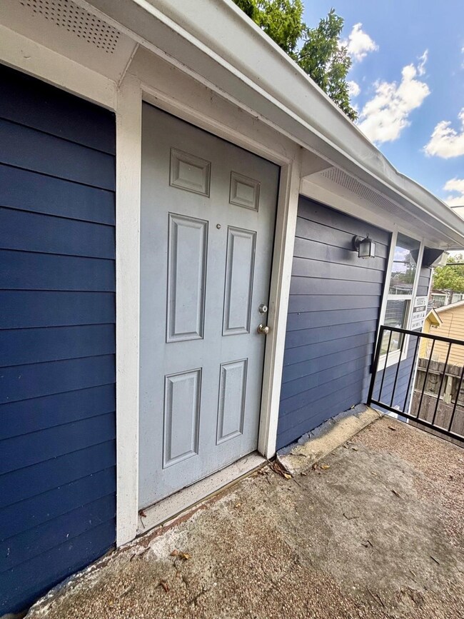 1009 Enid St unit B, Houston, TX 77009 - photo 3