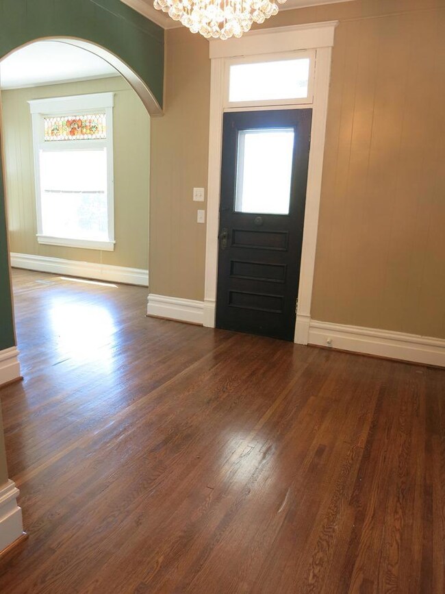Foyer / Beautiful Hardwood Floor
