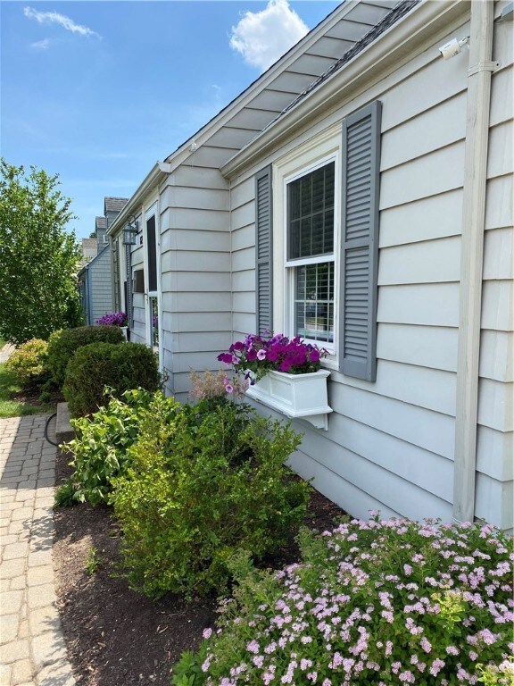 82 Roslyn Ave, Cranston, RI 02910 - photo 3