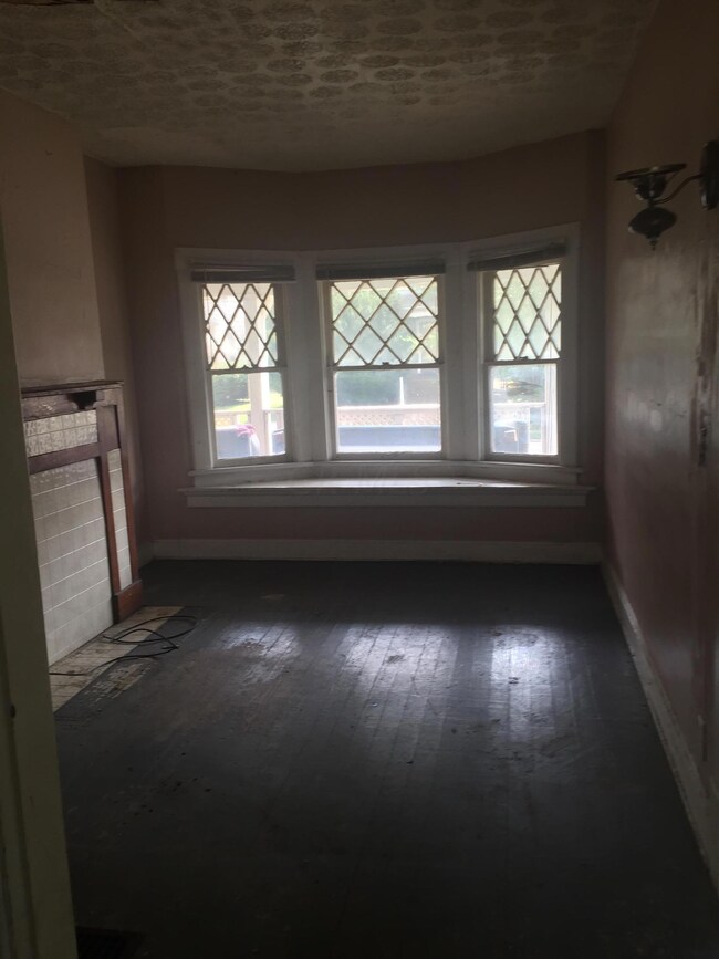 664 front room 3