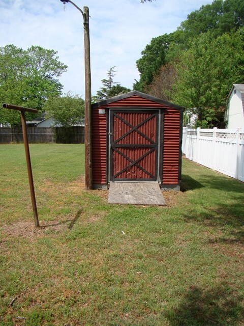 915 Oakley Ave, Roanoke Rapids, NC 27870 - photo 4