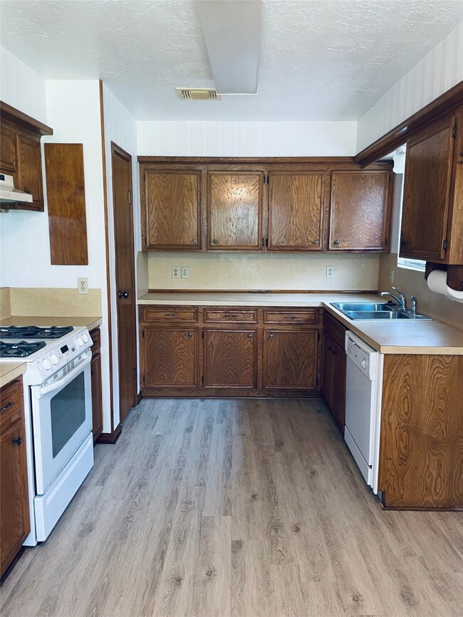 7331 Woodland Dr W, Houston, TX 77040 - photo 3