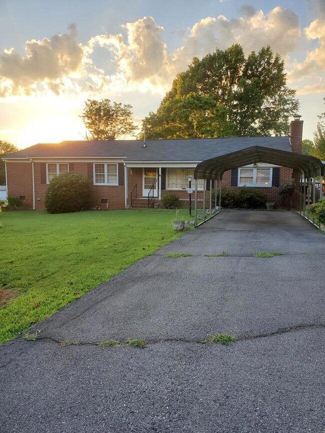 1630 1st St, Victoria, VA 23974 - photo 3