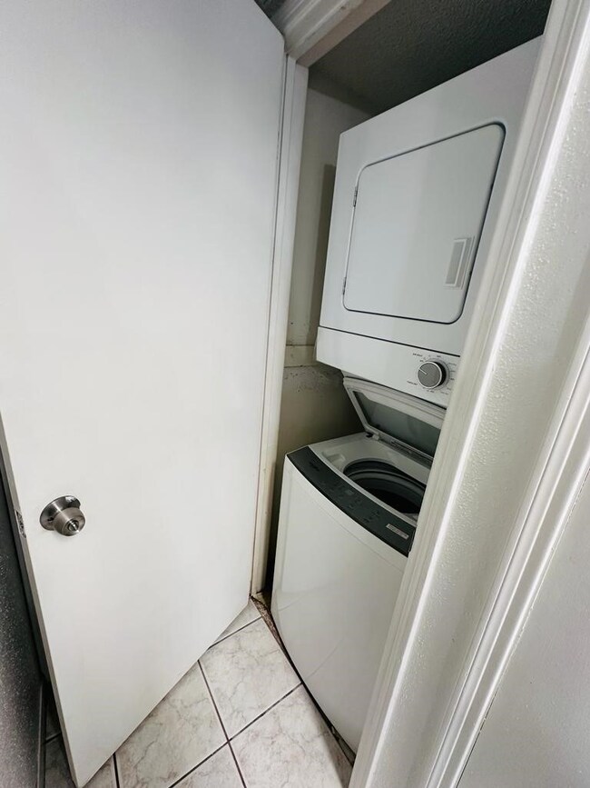 2750 Holly Hall St unit 811, Houston, TX 77054 - photo 7