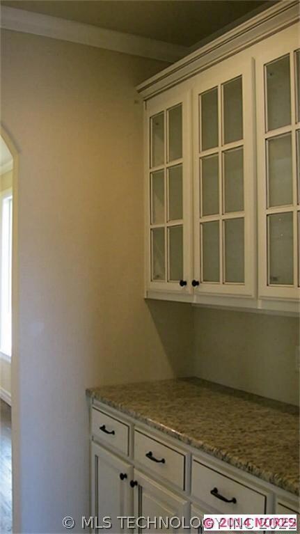 Large Drybar area between kitchen and formal Dinin