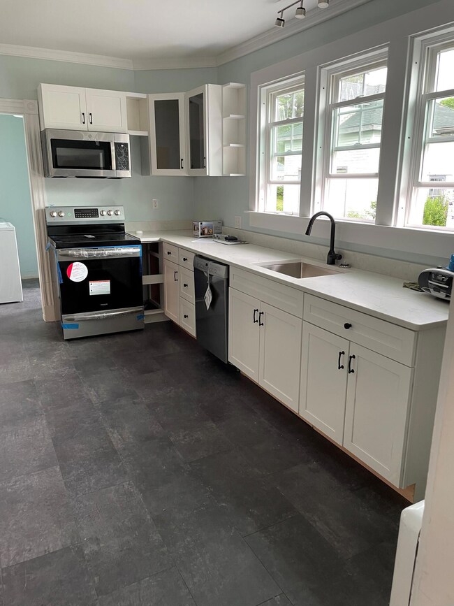 New Kitchen with Quartz Countertop