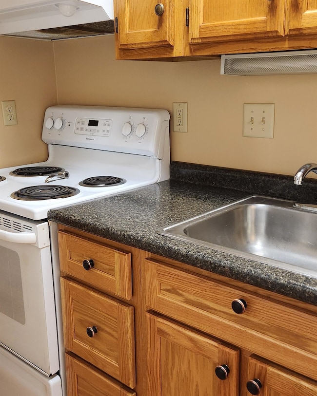 42 Olcott Ln unit B, Charlestown, NH 03603 - photo 3