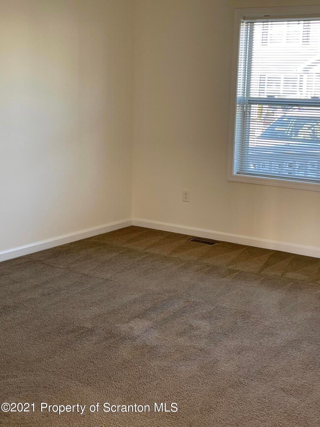 977 Ash St, Scranton, PA 18507 - photo 4