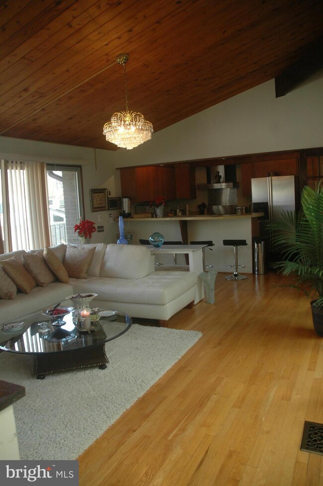 8805 Stonehaven Ct, Potomac, MD 20854 - photo 4