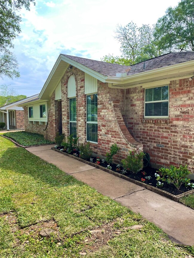 1713 Ridgewood St, Alvin, TX 77511 - photo 4