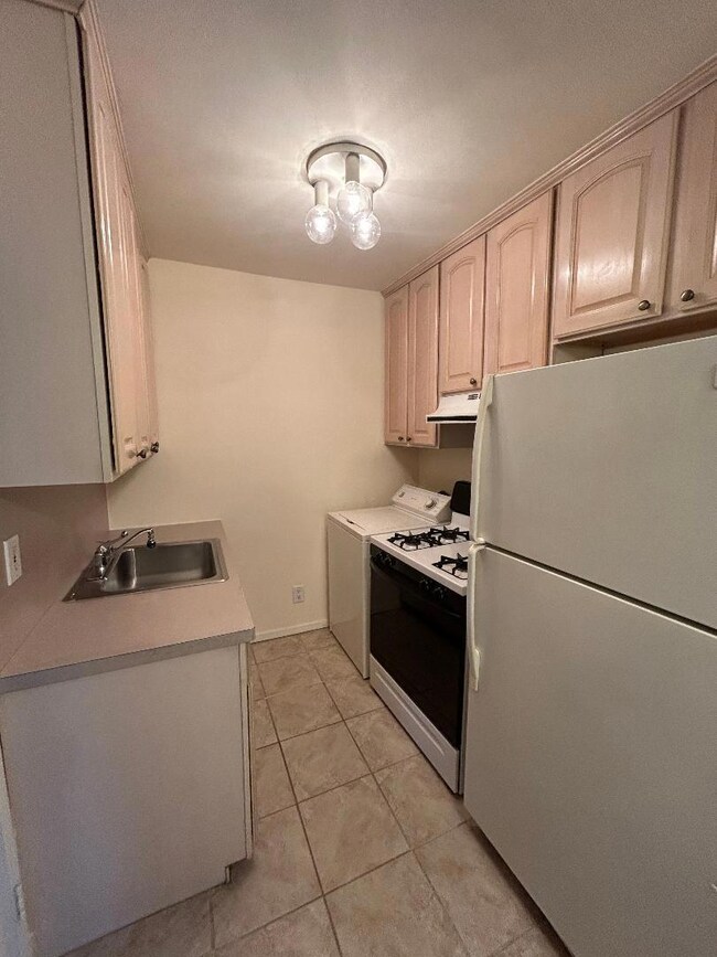 163-86 17th Ave unit 4-113, Whitestone, NY 11357 - photo 3